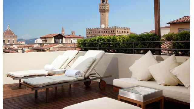 Terraza del hotel Continentale con vistas a la ciudad de Florencia, diseñado por Salvatore Ferragamo.