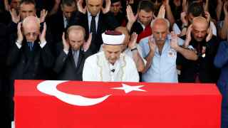 El alcalde de Estambul palnea crear un cementerio de traidores para los golpistas