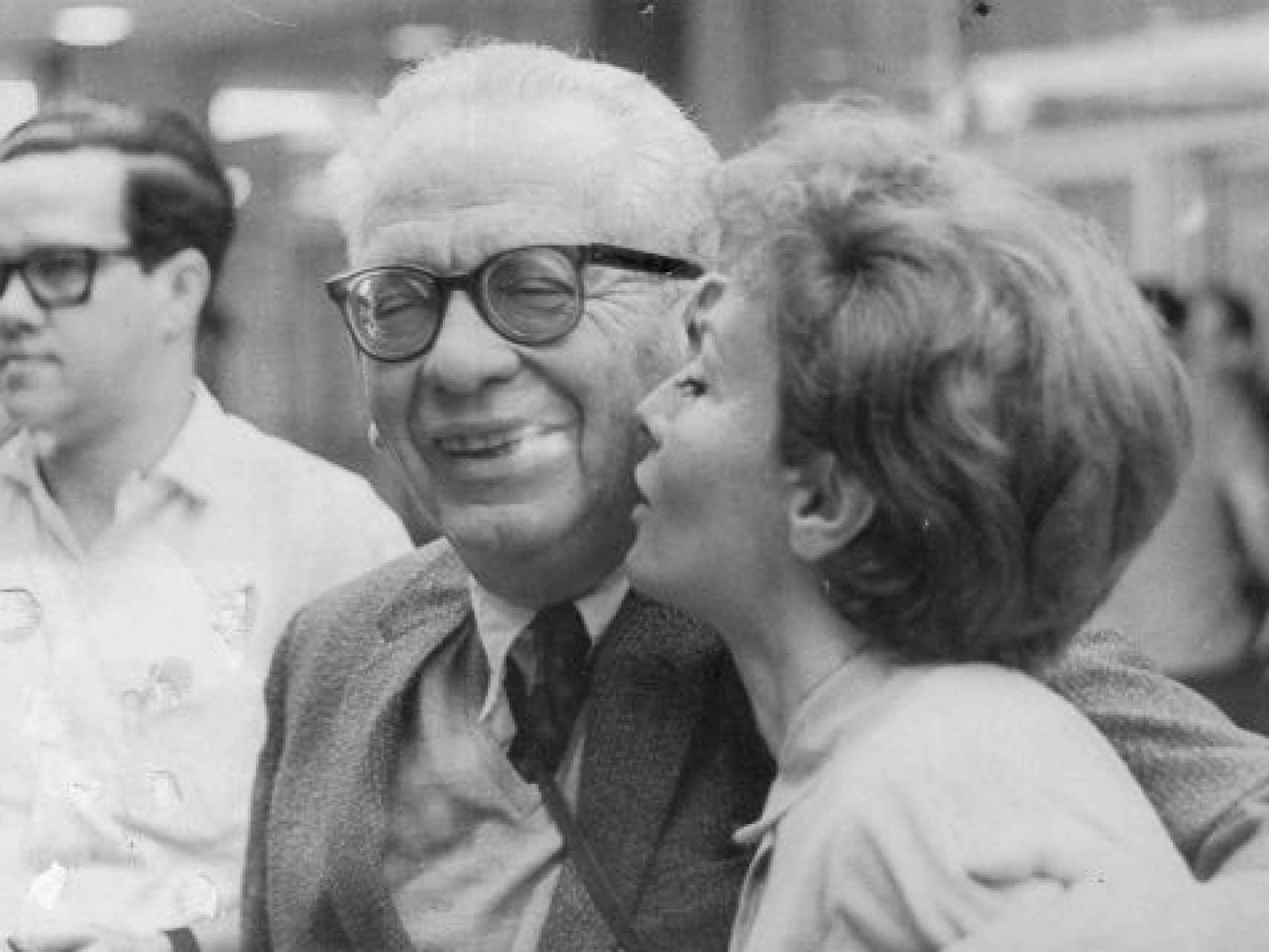 Max Aub con su hija, en La Habana, en 1968.