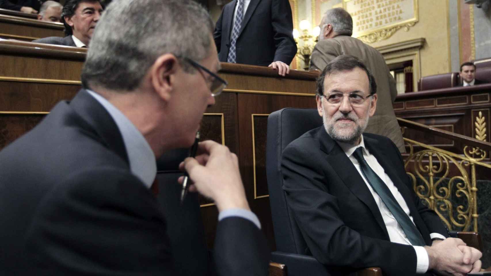 Rajoy conversa en el Congreso con Ruiz-Gallardón cuando éste era ministro de Justicia