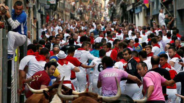 Encierro de los Sanfermines de este año en la calle Estafeta de Pamplona.