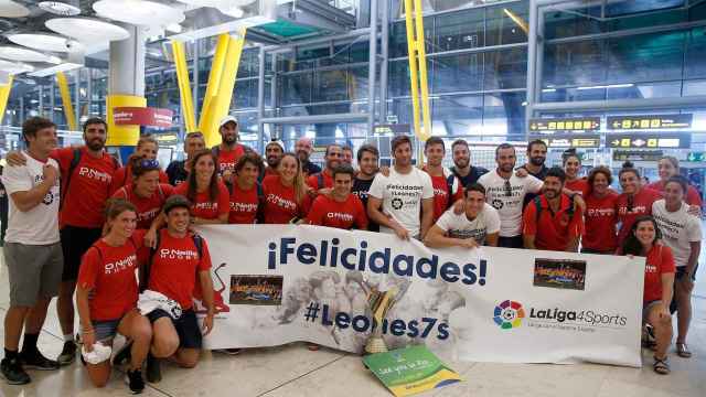 Los jugadores de la selección española de rugby 7 a su llegada al aeropuerto de Barajas tras clasificarse ayer para Río 2016.