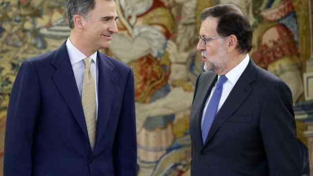 El rey Felipe VI recibe a Mariano Rajoy.
