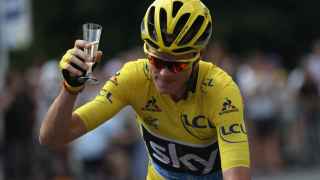 Froome bebe champán en la última etapa del Tour.