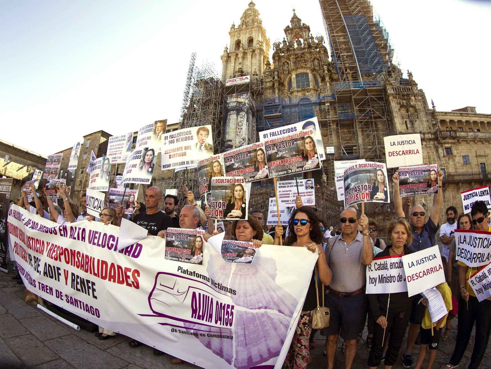 Pancartas contra Ana Pastor en la plaza del Obradoiro.