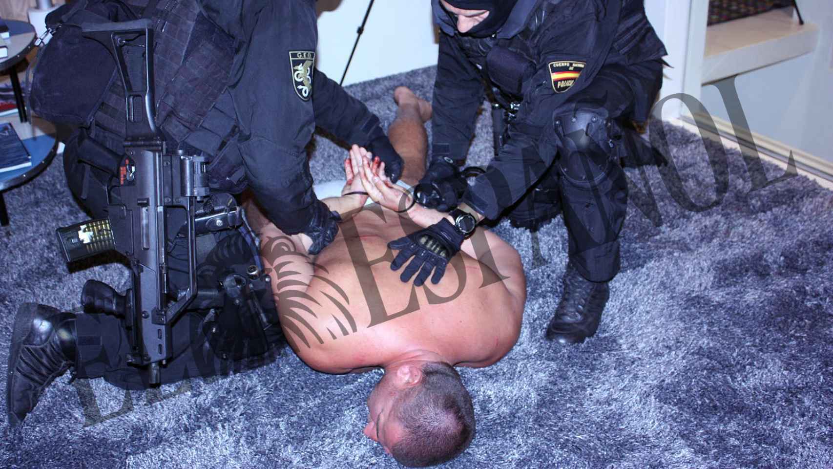 Momento del arresto de Pierre Konrad Dadak en su fortaleza de Ibiza.