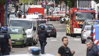 La Policía francesa inspecciona la periferia del templo de Saint Etienne du Rouvra tras el secuestro.