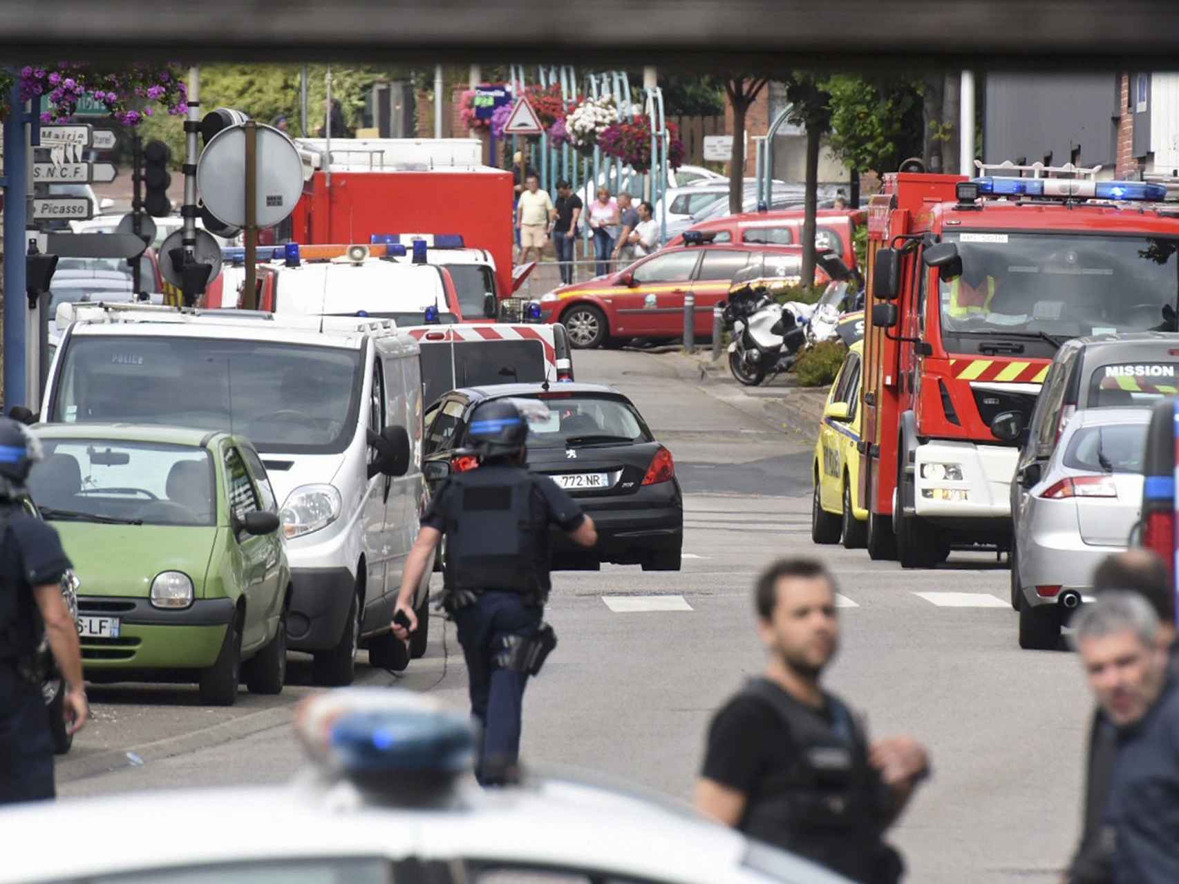La Policía francesa inspecciona la periferia del templo de Saint Etienne du Rouvray tras el secuestro.
