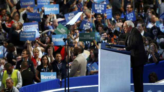 Los demócratas fieles a Sanders se debaten entre Clinton y Jill Stein