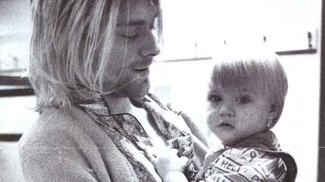Kurt Cobain con su hija de pocos meses de edad, Frances Bean.