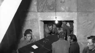 Una foto de archivo durante los ingresos de los columbarios en una cripta del Valle.