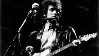 Bob Dylan con su mítica Fender Stratocaster, rompiendo con los puristas en el Festival de Folk de Newport.