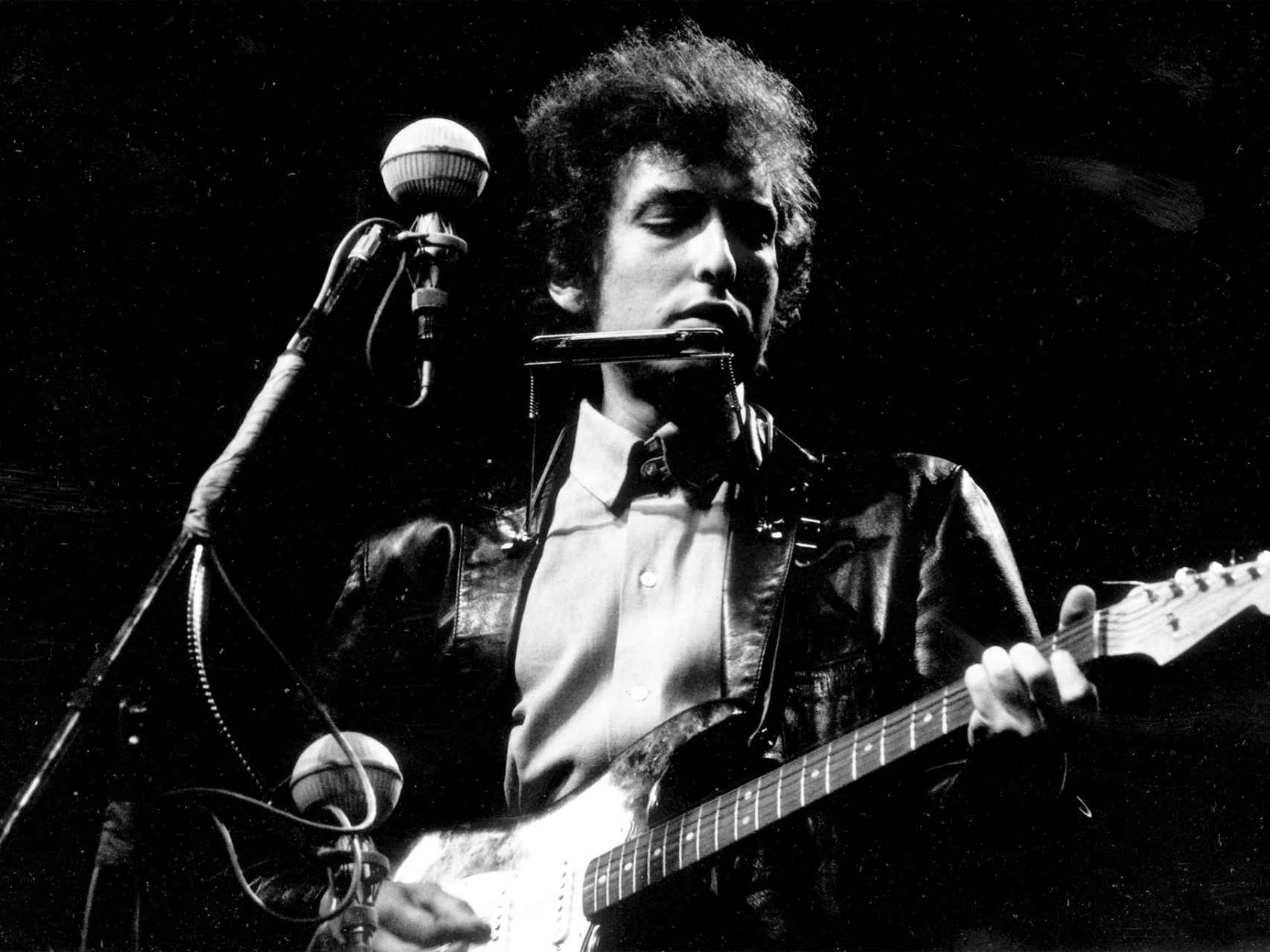 Bob Dylan con su mítica Fender Stratocaster, rompiendo con los puristas en el Festival de Folk de Newport.