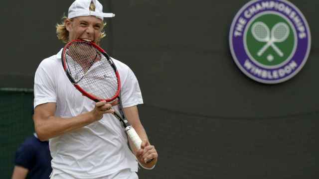 Denis Shapovalov muerde la raqueta durante un partido de Wimbledon.