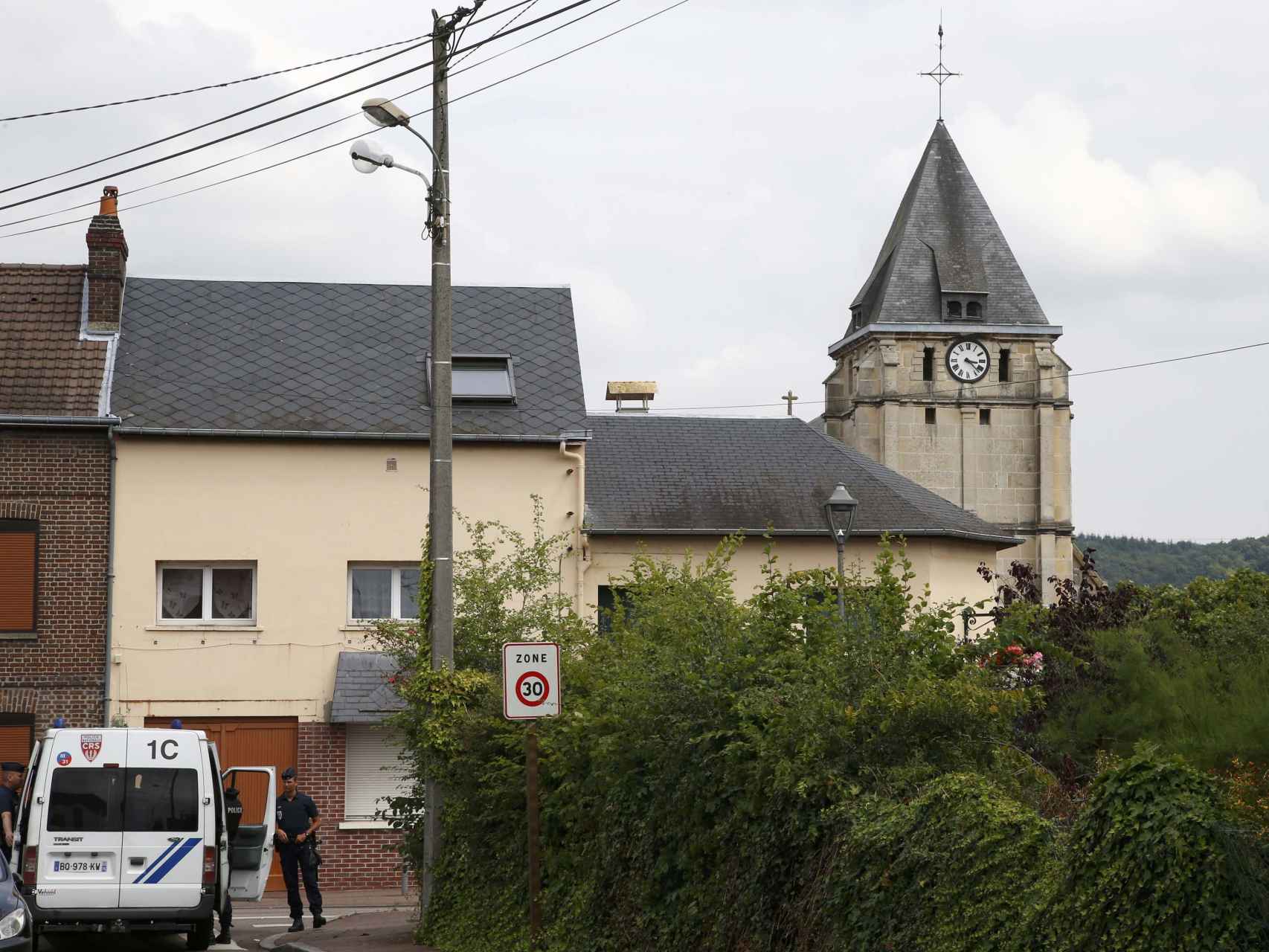 Dos hombres atacan la iglesia de una pequeña localidad de Normandía en nombre del EI.