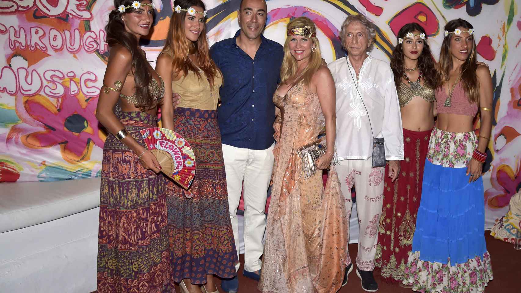 Lorenzo Quinn y Giovanna Cicutto junto a Carlos Martorell (de blanco) durante la fiesta de este año