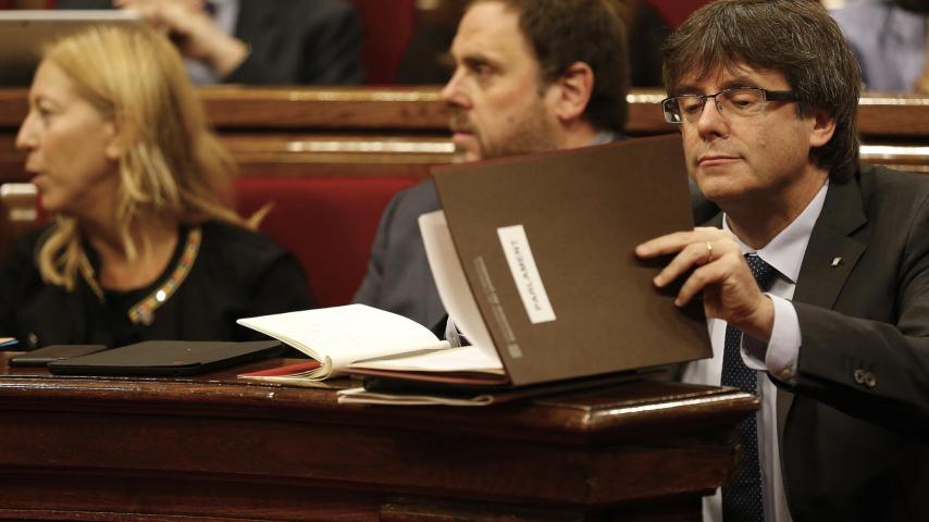 Carles Puigdemont durante la sesión de control en el Parlament.