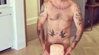 La tarta de  Robbie Williams con la que tapa su entusiamo por desnudarse