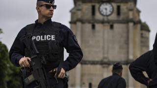 Un policía vigila los alrededores de la iglesia de Saint Etienne du Rouvray (Francia).