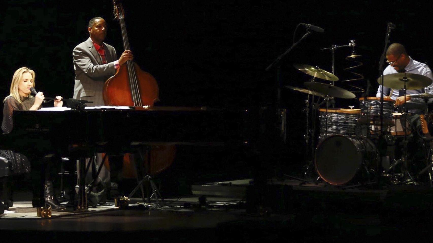 Diana Krall y sus músicos ayer en Madrid.