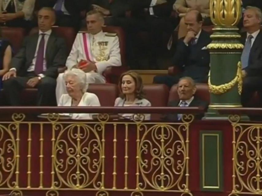 Paloma Rocasolano junto a su padre y su exsuegra, en la proclamación de don Felipe.