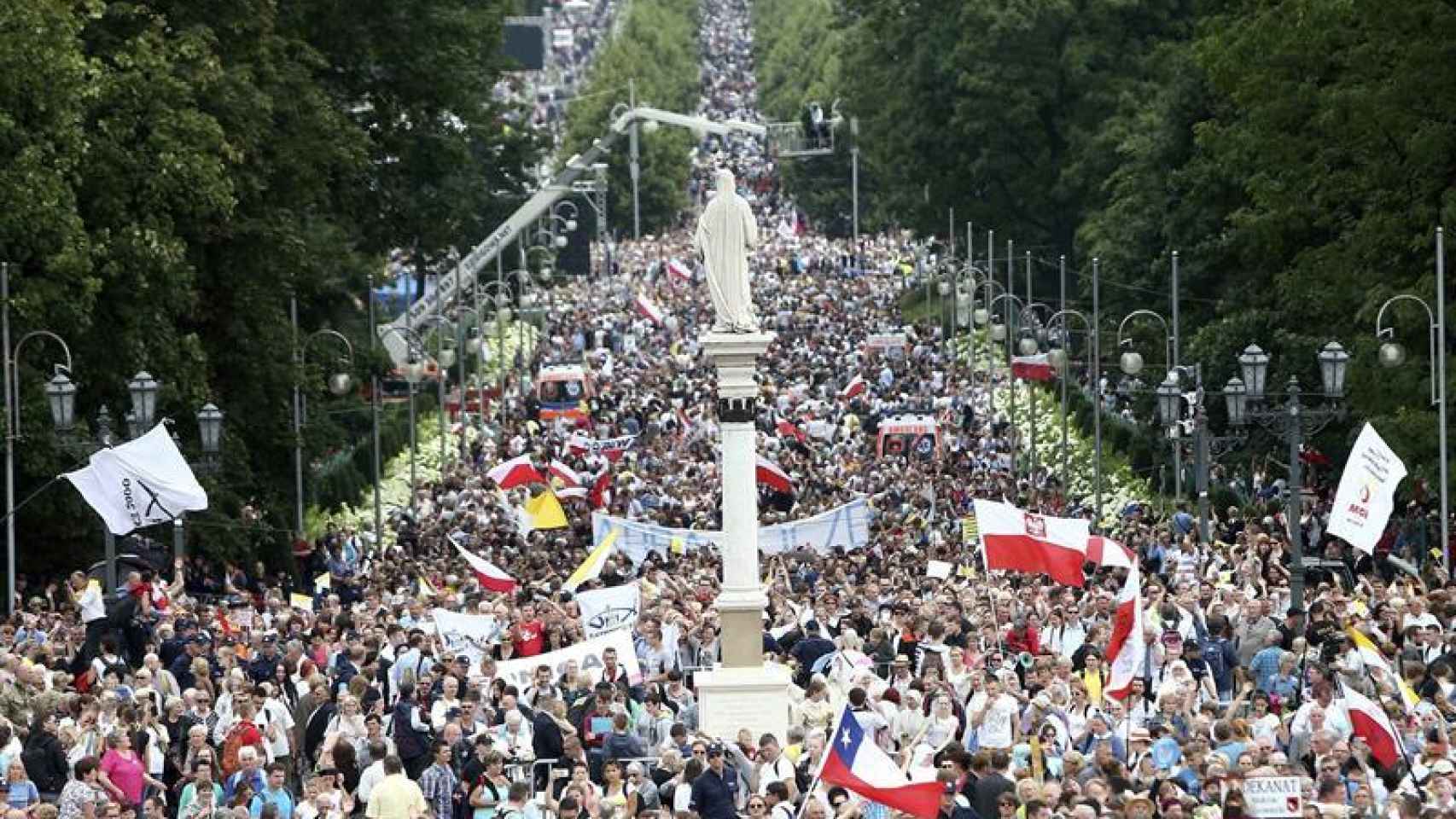 Cientos de feligreses escuchan al papa Francisco escuchan al papa Francisco mientras oficia una santa misa con motivo del 1.050 aniversario del cristianismo en Polonia./Efe