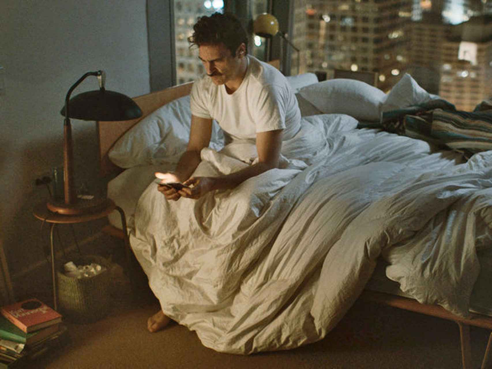 Fotograma de Her, el filme de Spike Jonze: un hombre a un dispositivo móvil pegado.