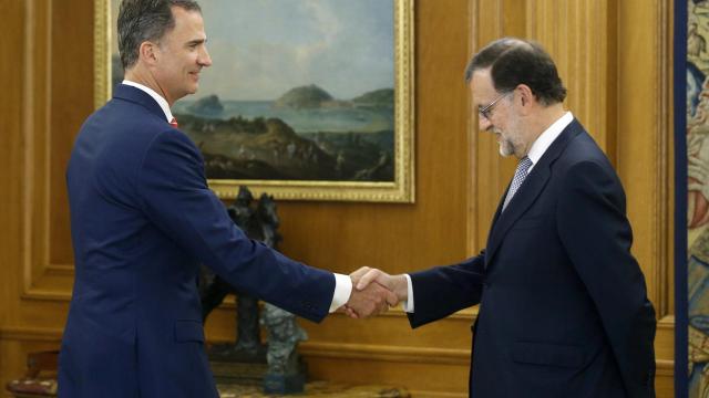 Mariano Rajoy junto a Felipe VI en la Zarzuela.