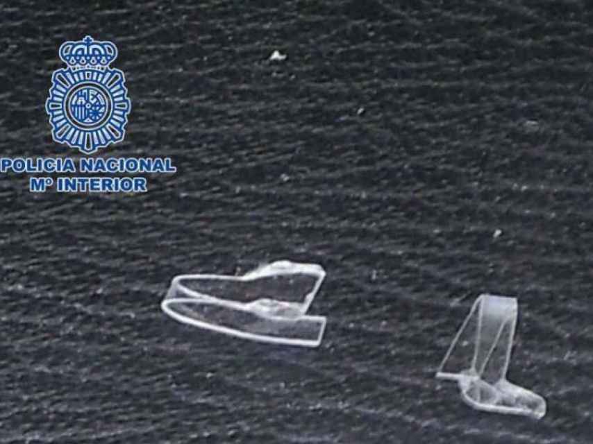 Señuelos de plástico descubiertos por la Policía en las puertas de las viviendas.