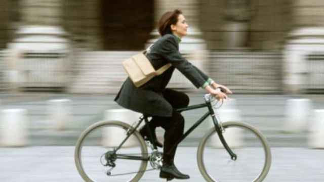Una mujer anda en bicicleta por la ciudad