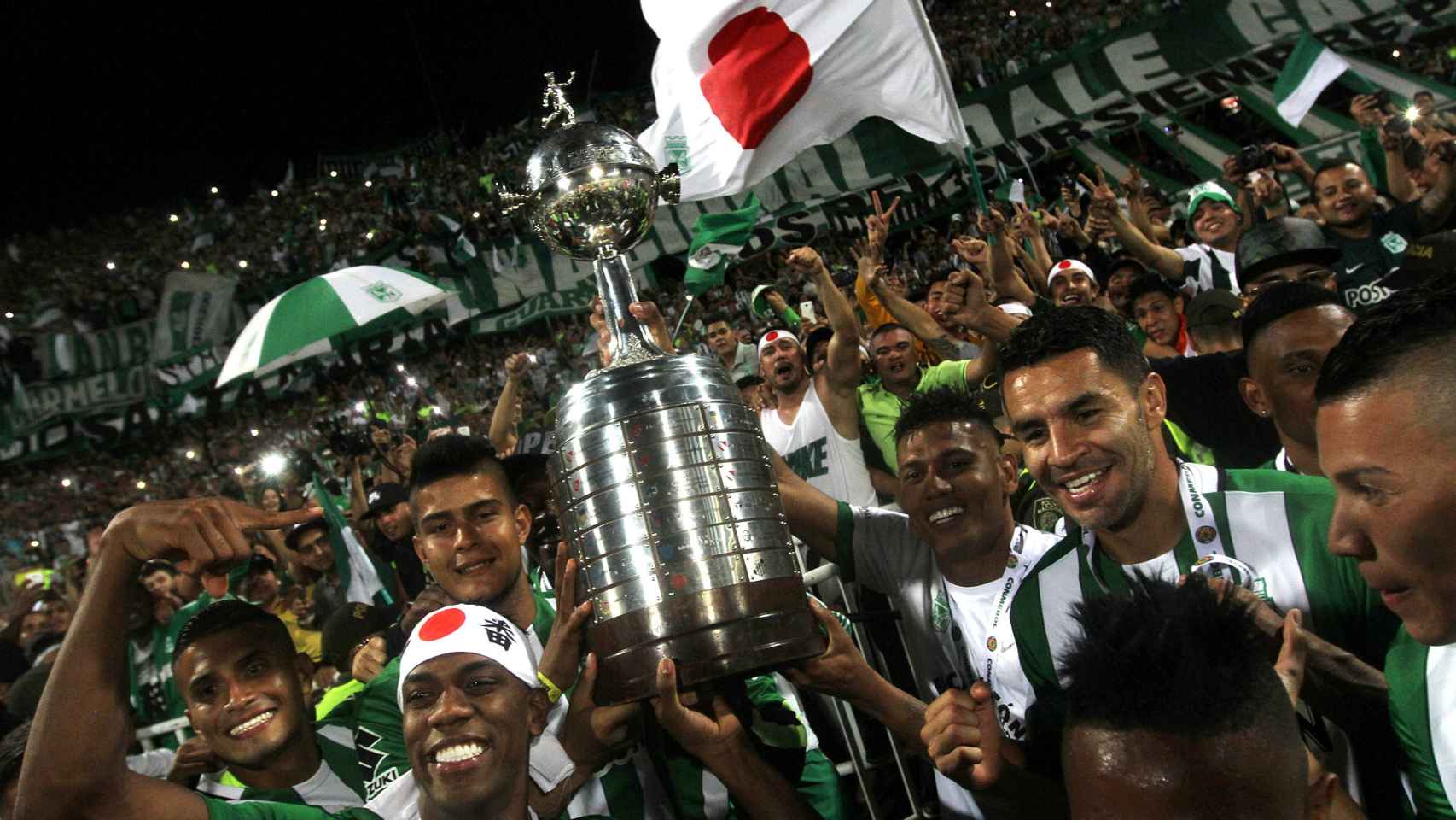 El Atlético Nacional levanta el trofeo de campeón.