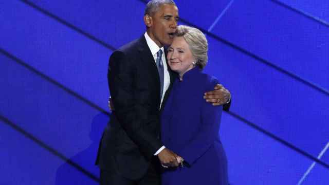 Obama abraza a Clinton durante la Convención nacional Demócrata.