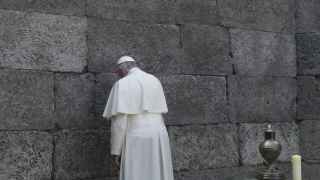 El Papa homenajea a un cura víctima del nazismo en su visita a Auschwitz