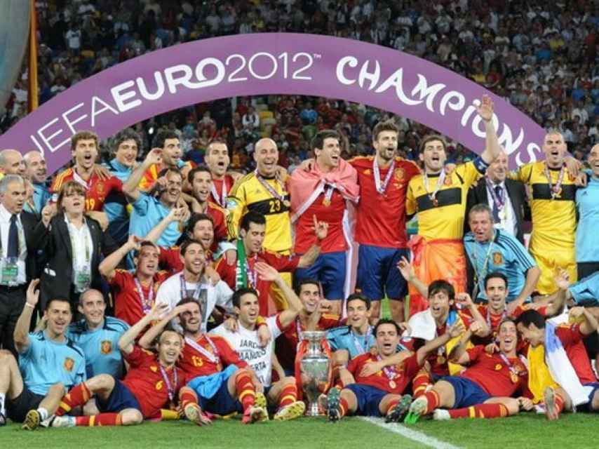 La selección española de fútbol celebra la Eurocopa de 2012. Efectivamente, no hubo dos sin tres pero sí ha habido tres sin cuatro.