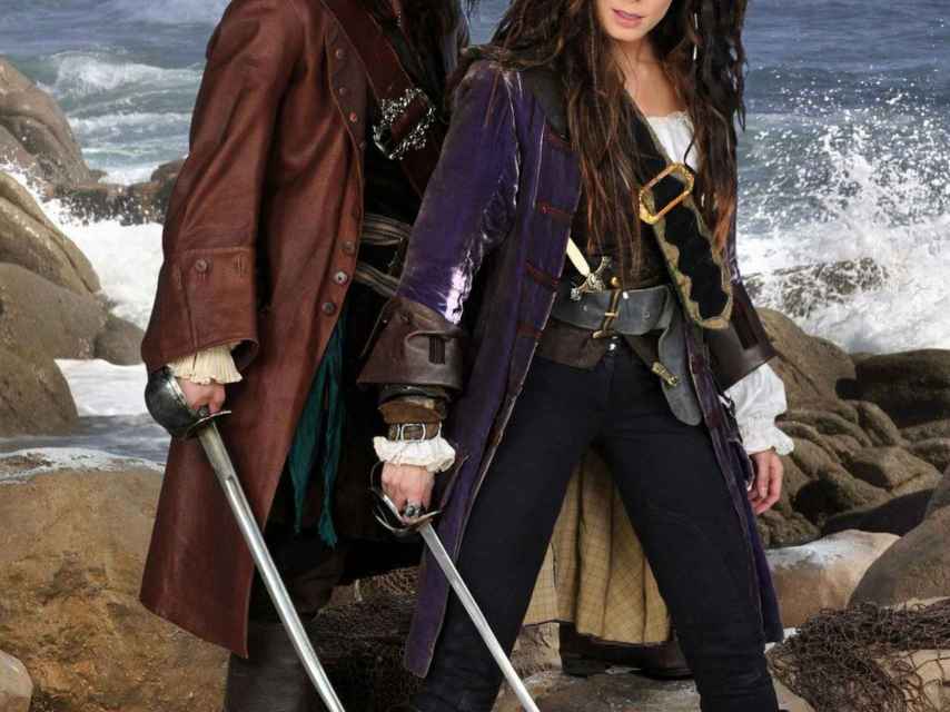 Pilar Rubio y Oscar Jaenada en 'Piratas'
