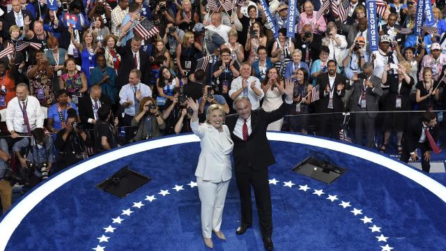 Tim Kaine, junto a Hillary Clinton.