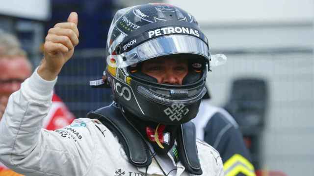 Rosberg celebra su pole en Hockenheim.