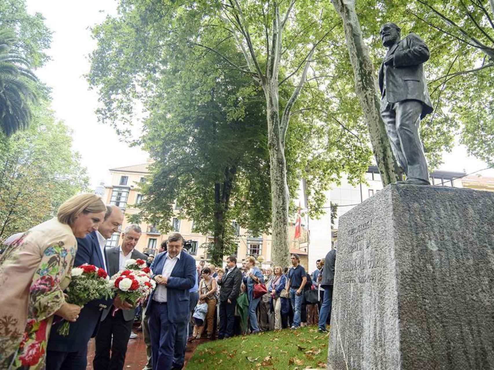 Urkullu (2d), Ortuzar y Atutxa, entre otros, en una ofrenda floral ante la estatua del fundador del PNV. / EFE