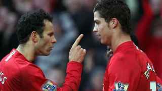 Giggs recrimina con el dedo a Cristiano Ronaldo.