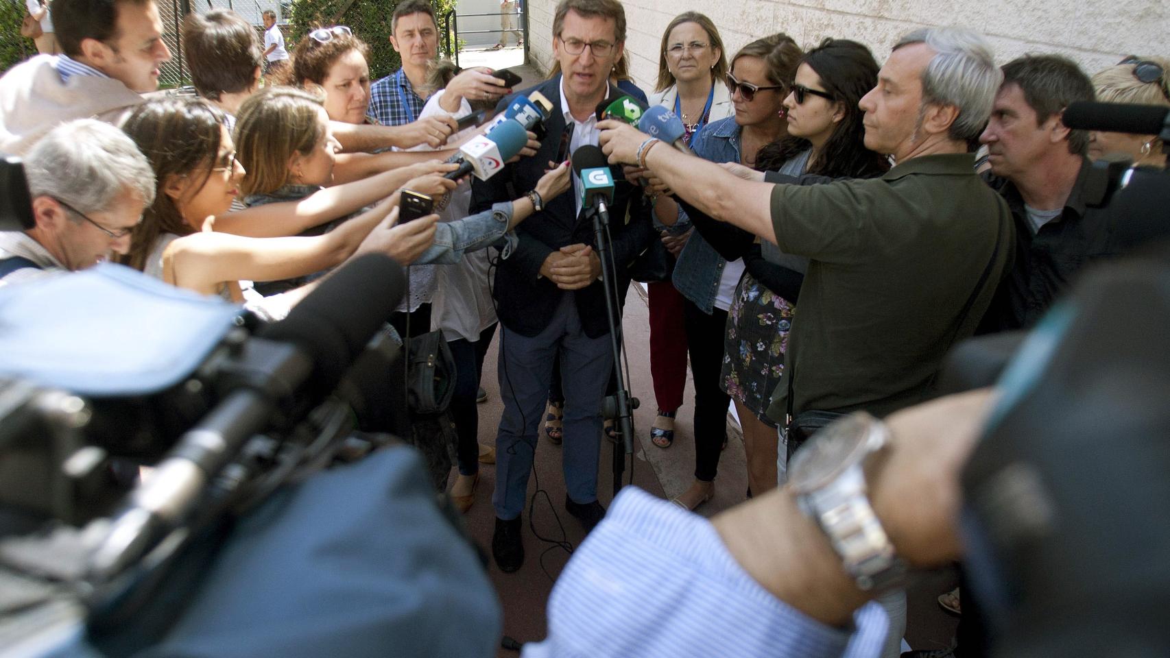 Feijoo atiende a los medios en un momentod e la legislatura
