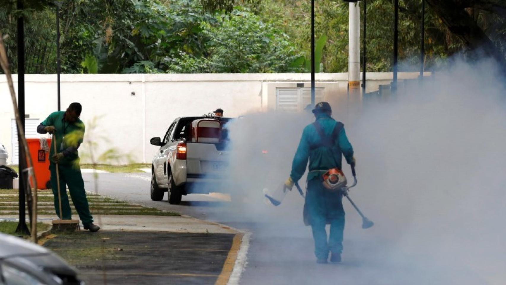 Un operario fumiga la calle para tratar de erradicar el virus zika.