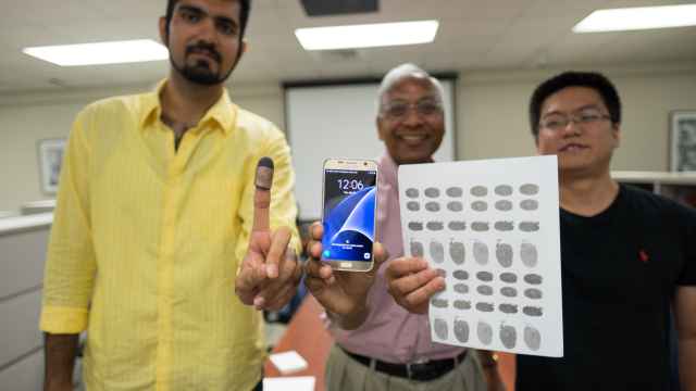 Anil Jain (en el centro) y su equipo muestran los ingredientes para desbloquear con una huella fotocopiada.