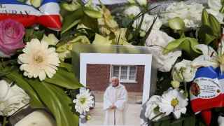 Unas flores rinden tributo al sacerdote Jacques Hamel, asesinado por los terroristas.