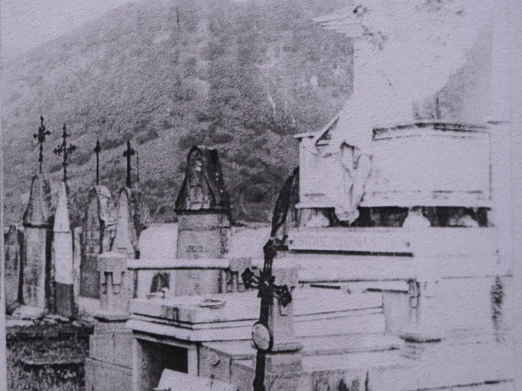 Mausoleo de los Iturbe, junto al que aparecieron envueltos los dos cadáveres.