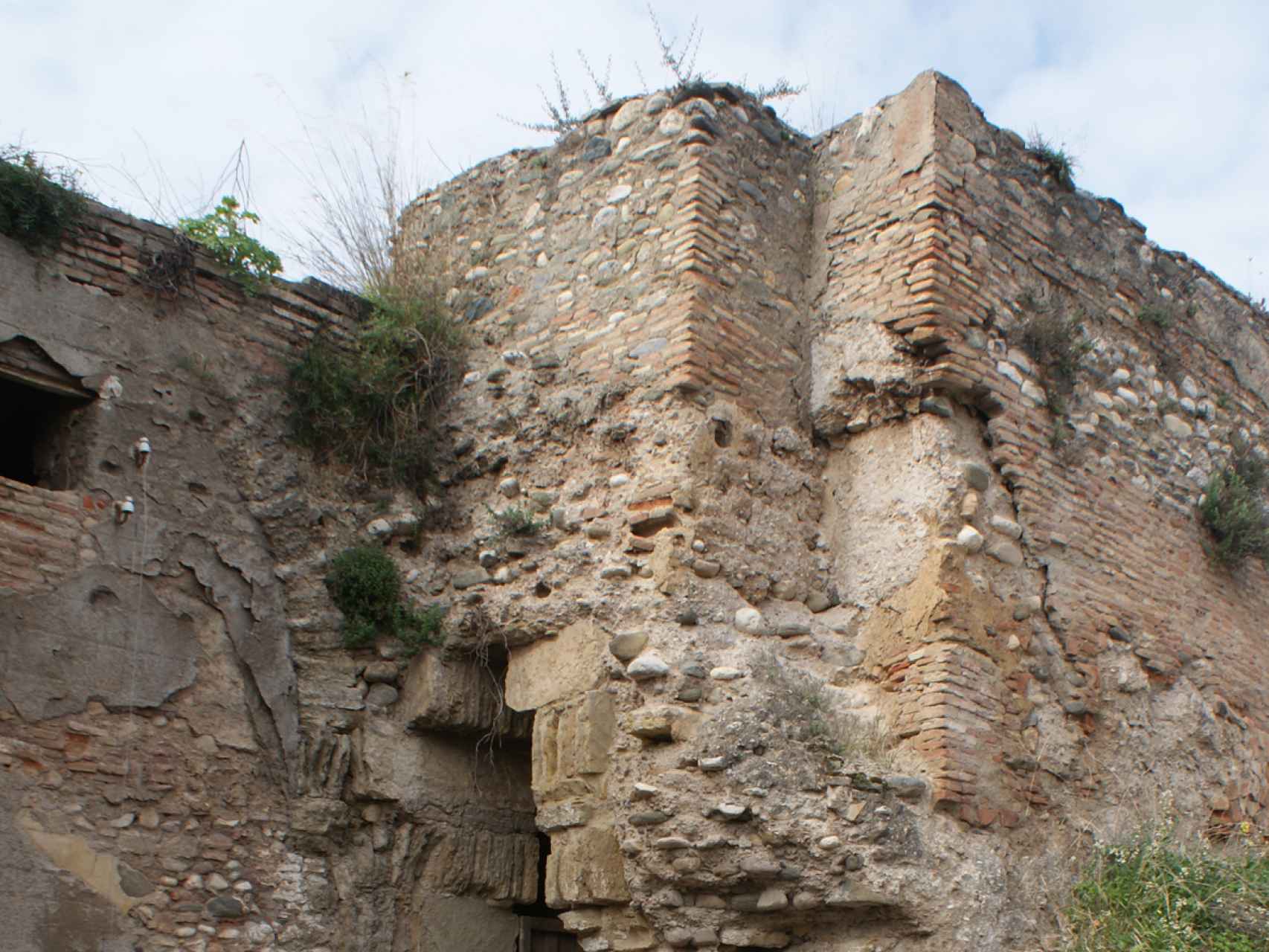 Parte de las murallas del Alabicín.