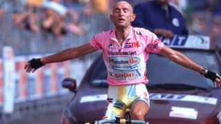 Marco Pantani celebra una victoria en el Giro.