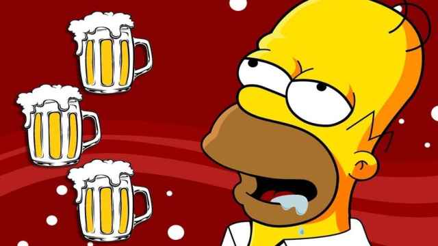 Homer, obnubilado ante unas cuantas jarras de cerveza.