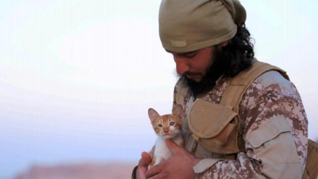 Un terrorista del autodenominado Estado Islámico posa con un gatito para su revista.