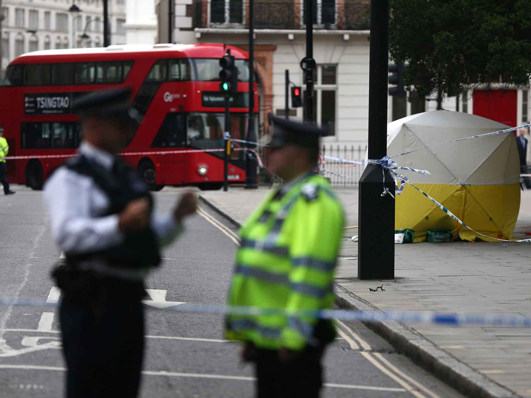 Agentes de policía permanecen cerca de la zona del ataque en la Plaza Russell de Londres.