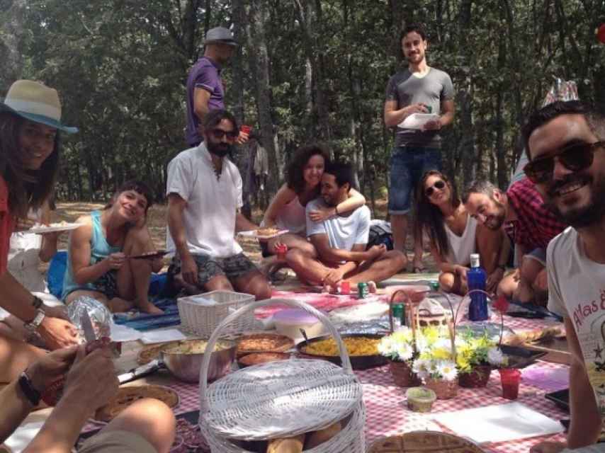 De picnic con un grupo de amigos.